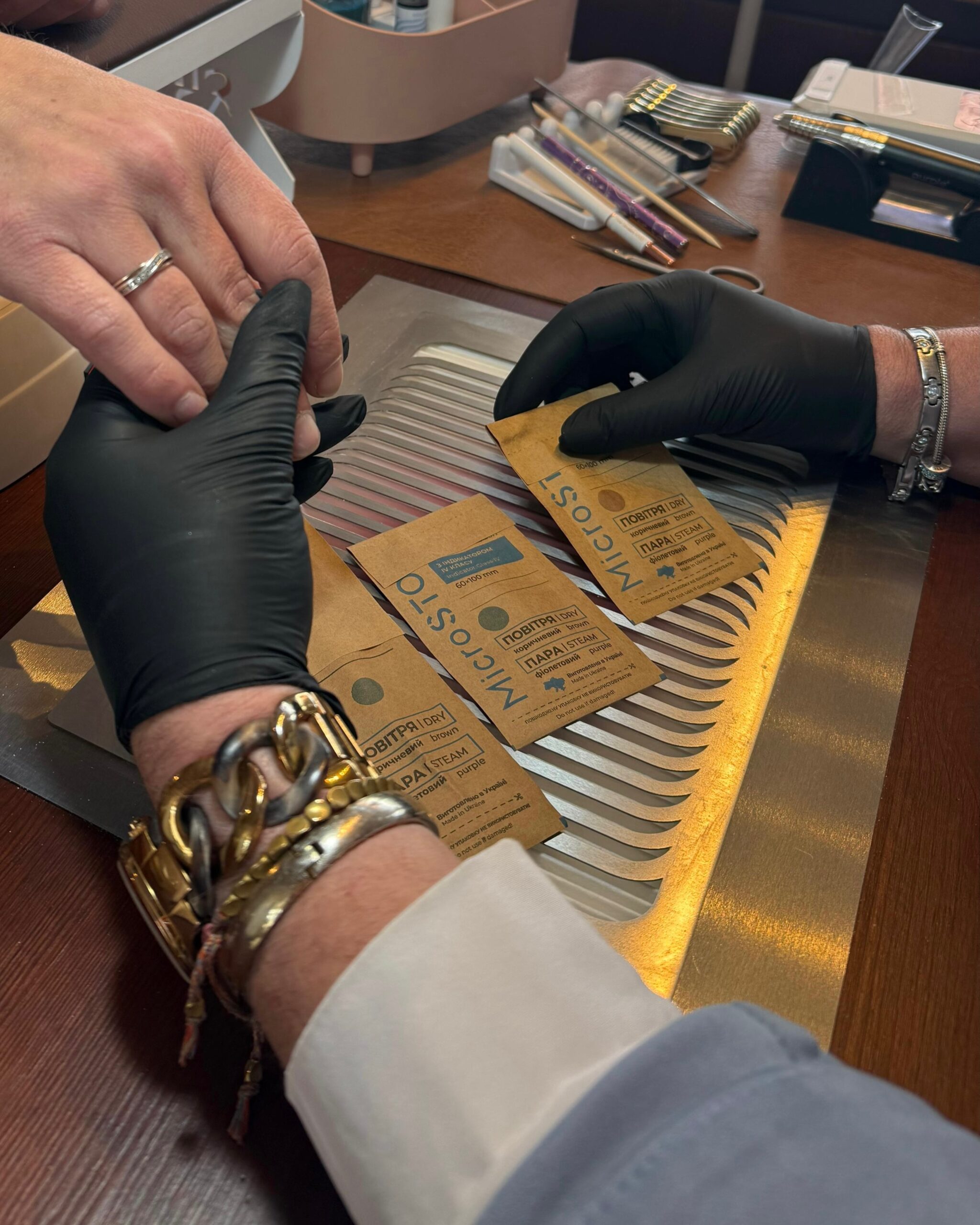 Werken met handschoenen aan tijdens een behandeling bij Mani.Cure in Zaandam